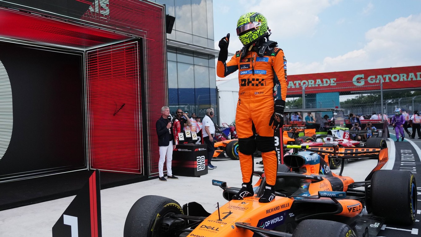 Lando Norris oslavuje triumf v šprinte.