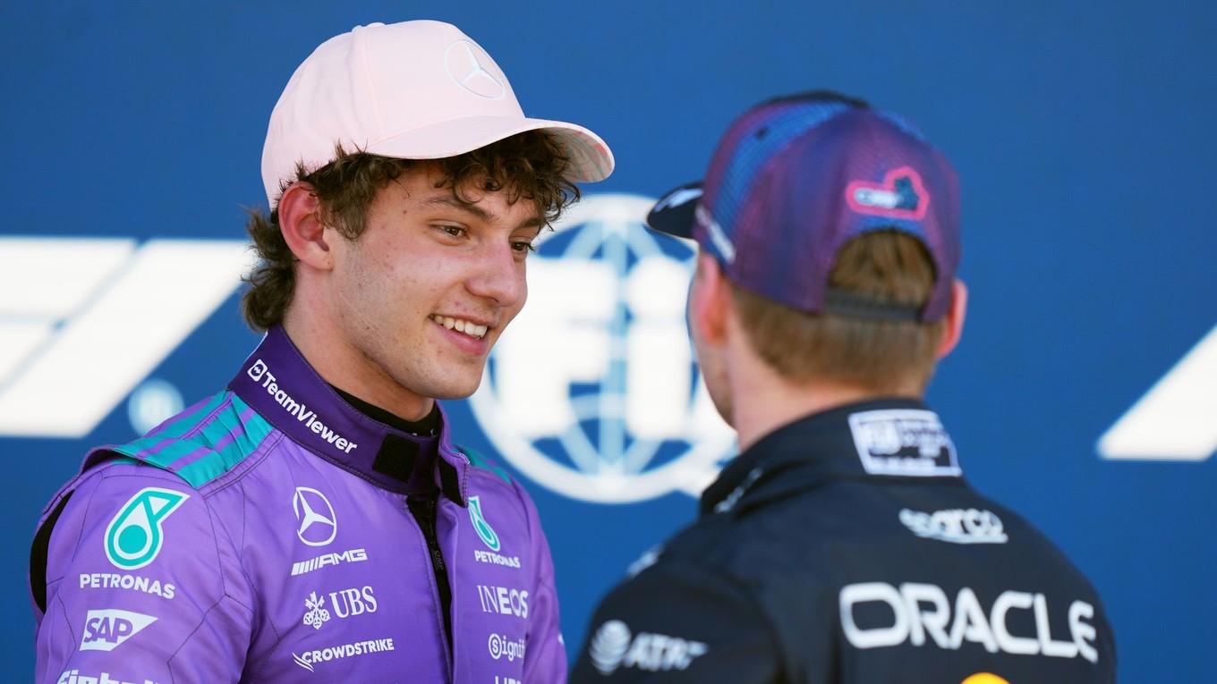Kimi Antonelli si podáva ruku s Maxom Verstappenom po kvalifikácii na VC Miami 2026.