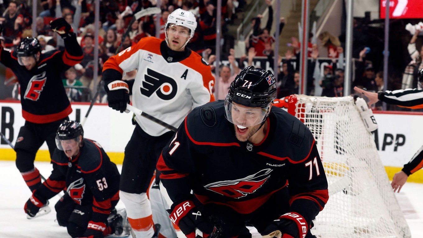 Taylor Hall (71) oslavuje víťazný gól Caroliny v predĺžení proti Philadelphii.
