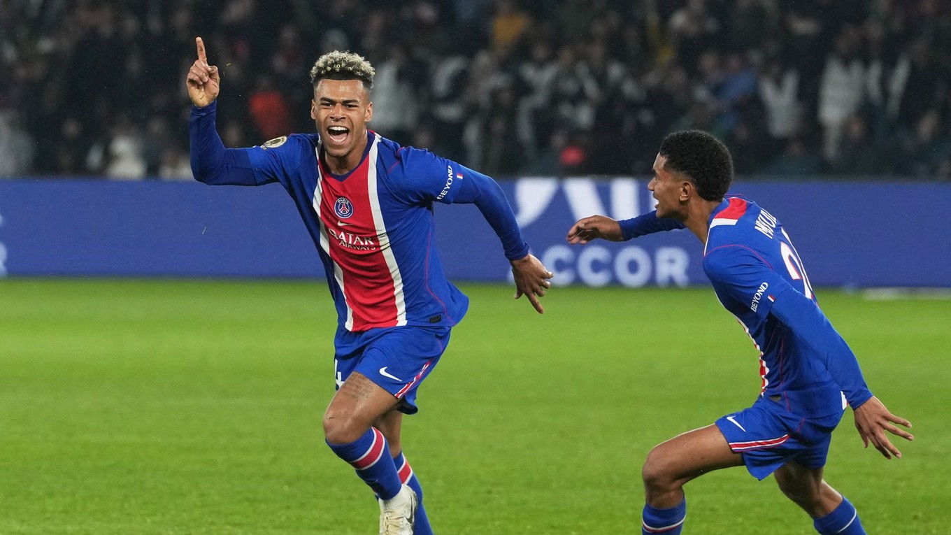 Futbalista Paríža St. Germain Desire Doue (vľavo) sa teší z gólu v zápase 33. kola Ligue 1 Paríž Saint-Germain - Stade Brest.