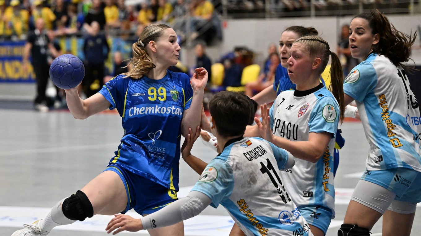 Na snímke vľavo s loptou Barbora Sabovová (Michalovce) v prvom zápase finále Európskeho pohára EHF v hádzanej žien.
