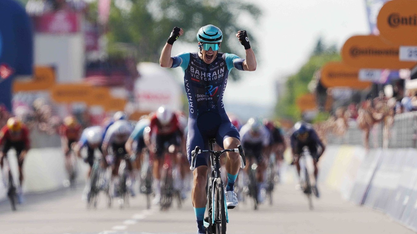 Belgičan Alec Segaert oslavuje triumf v 12. etape Giro d'Italia 2026.