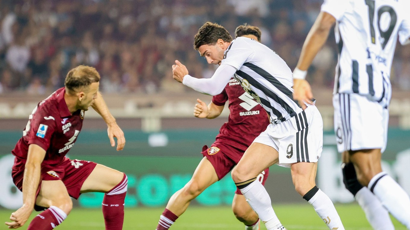 Hráč Juventusu Turín Dušan Vlahovič (9) v súboji počas záverečného 38. kola talianskej Serie A medzi FC Turín - Juventus Turín.
