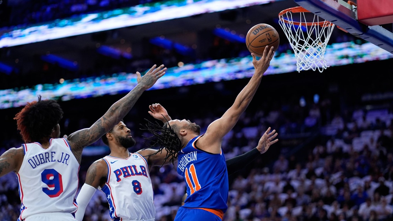 Hráč New Yorku Knicks Jalen Brunson zakončuje v zápase play-off proti Philadelphii 76ers.