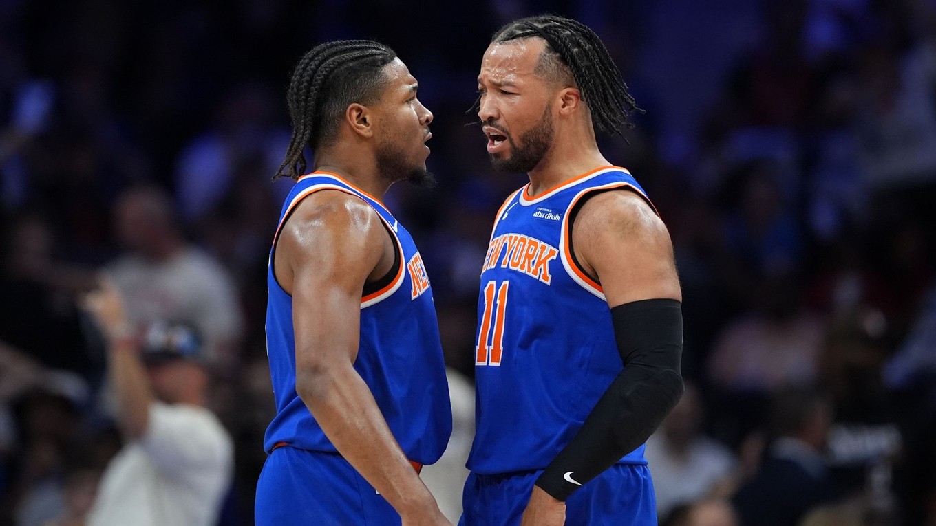 Hráči Miles McBride (vľavo) a Jalen Brunson oslavujú postup New Yorku Knicks.