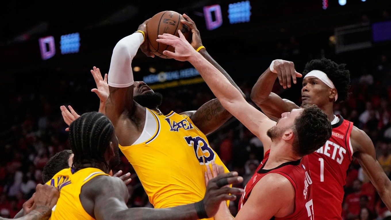 Basketbalista Los Angeles Lakers LeBron James v zápase 1. kola play-off NBA proti Houstonu.