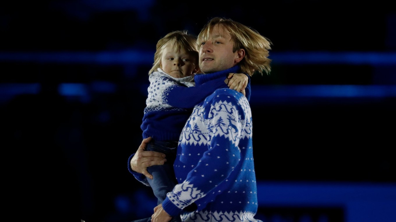 Jevgenij Pľučšenko so svojím synom Alexanderom na otváracom ceremoniáli ME 2018 v Moskve.