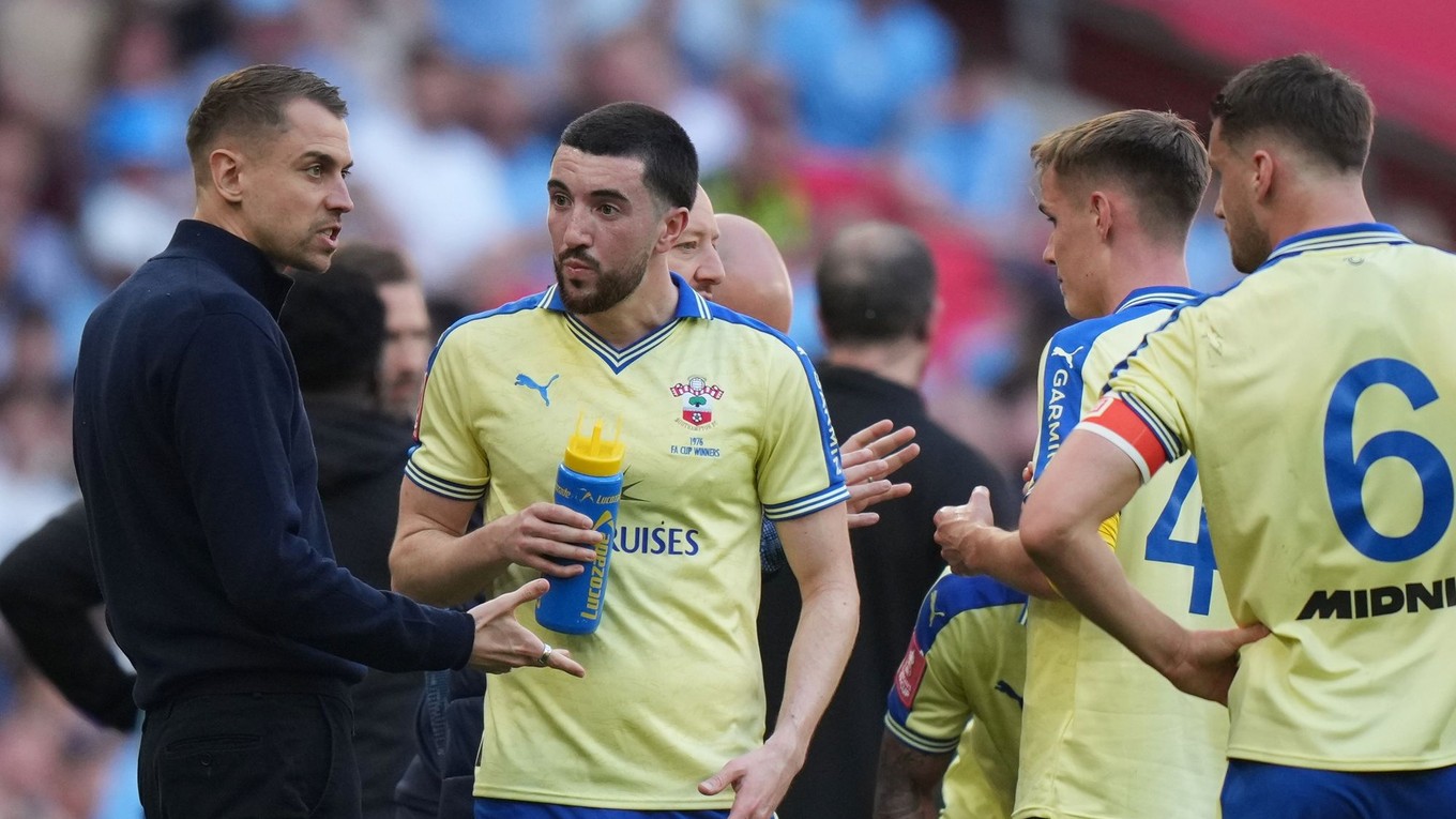 Na archívnej snímke z 25. apríla 2026 v Manchestri tréner Southamptonu Tonda Eckert (vľavo) sa rozpráva s hráčmi.