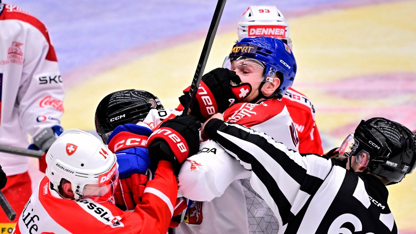 Dean Kukan a Adam Klapka v potýčke počas zápasu Česko - Švajčiarsko.