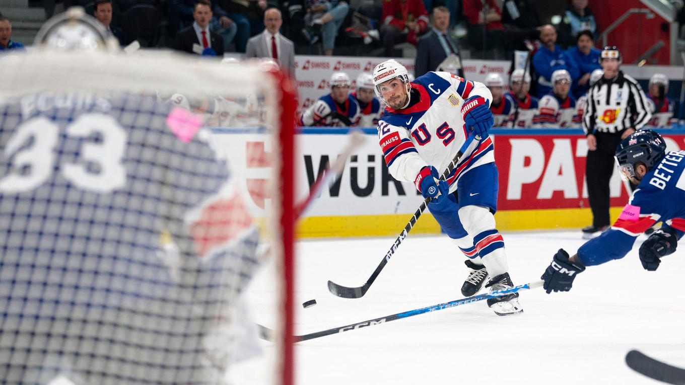 Americký hokejista Justin Faulk strieľa počas zápasu základnej A-skupiny Veľká Británia - USA.