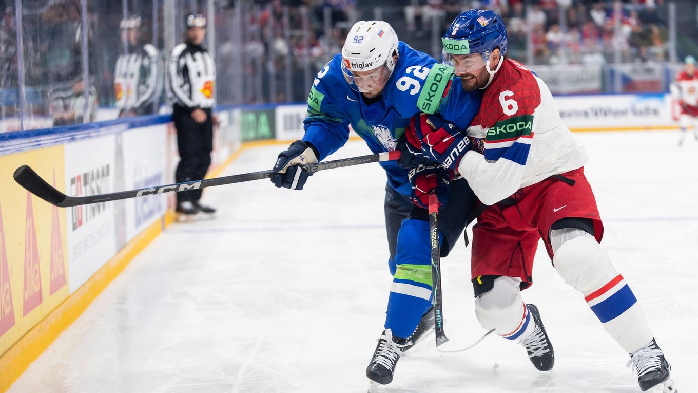 Slovinský hokejista Anže Kuralt (vľavo) a Michal Kempný z Česka počas zápasu základnej B-skupiny Slovinsko - Česko.