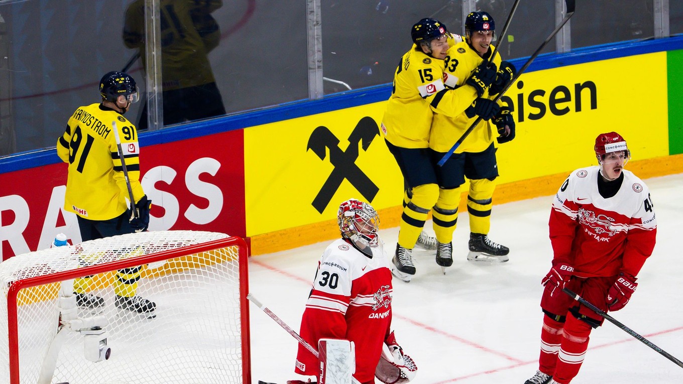 Švédi oslavujú gól na MS v hokeji 2026 proti Dánsku.