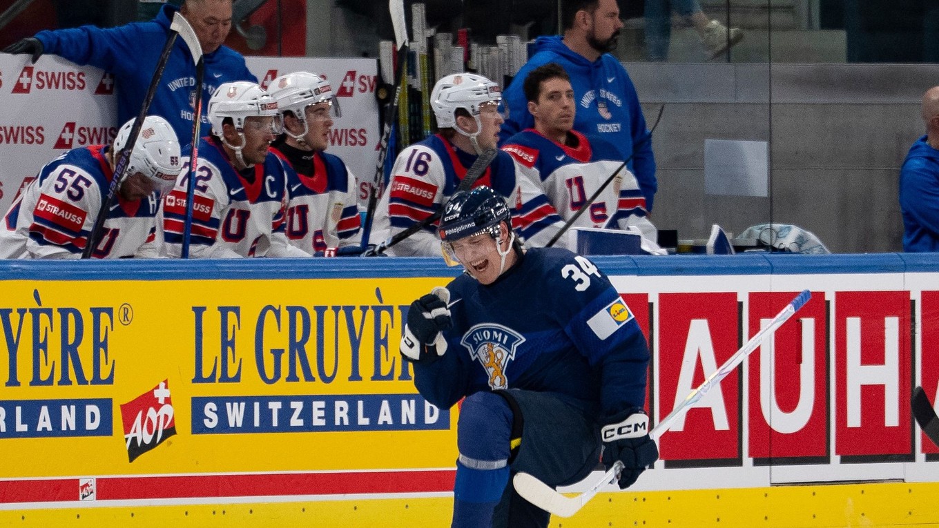 Fín Aatu Raty oslavuje gól do siete USA na MS v hokeji 2026.