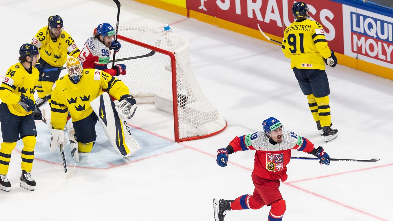 Čech Jakub Flek oslavuje gól do siete Švédska na MS v hokeji 2026.