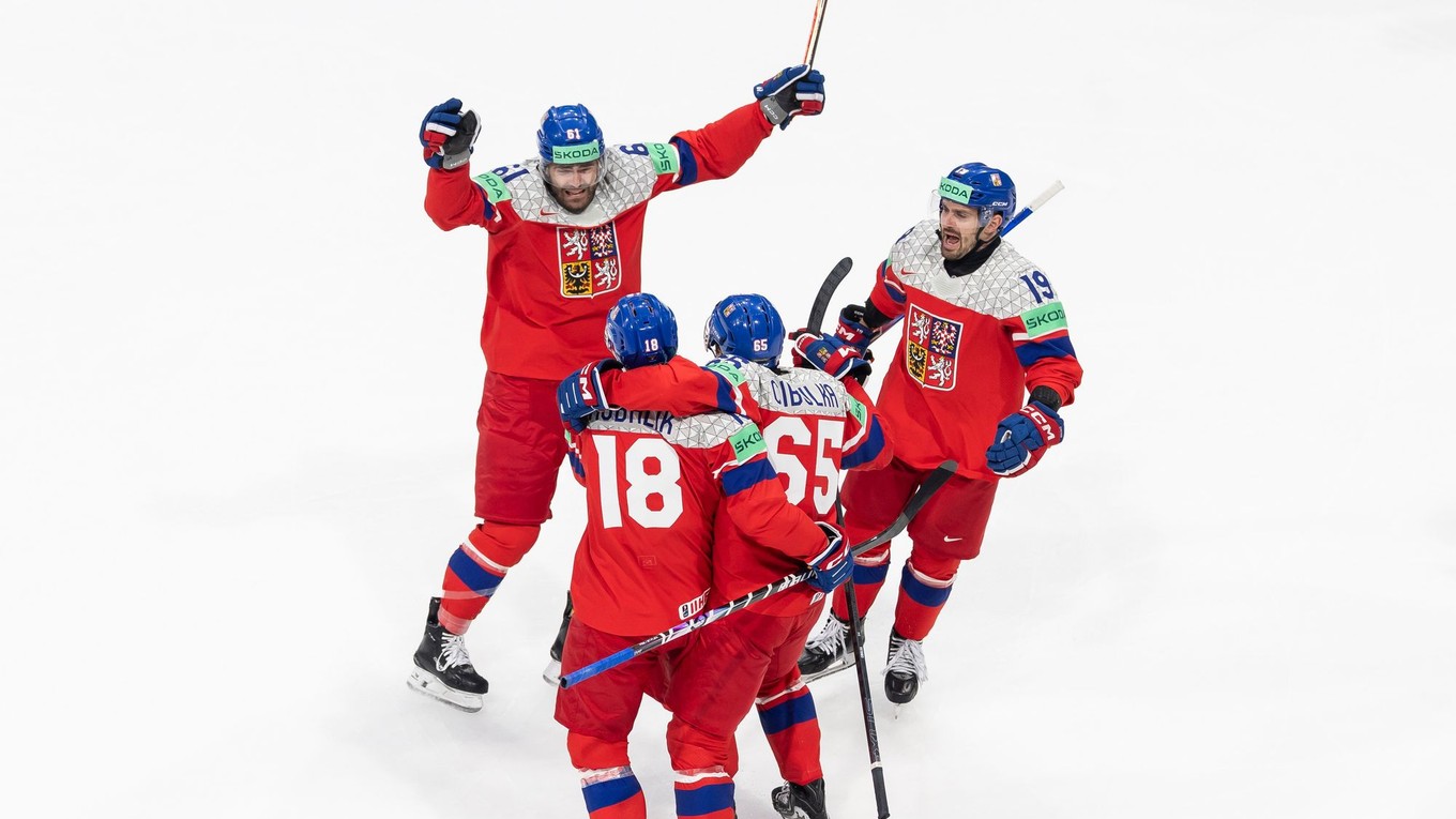 Hokejisti Česka oslavujú gól proti Švédsku na MS v hokeji 2026.