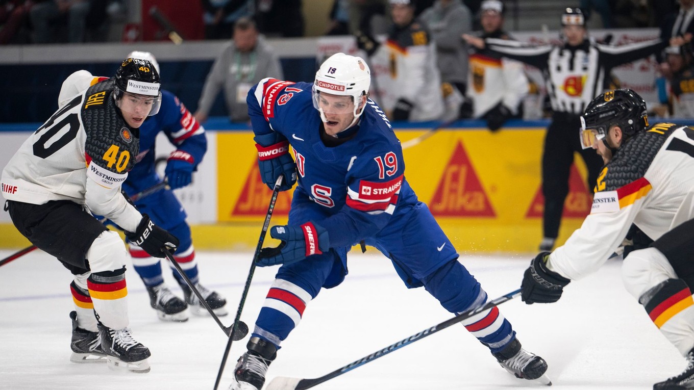 Matthew Tkachuk v drese USA proti Nemecku.