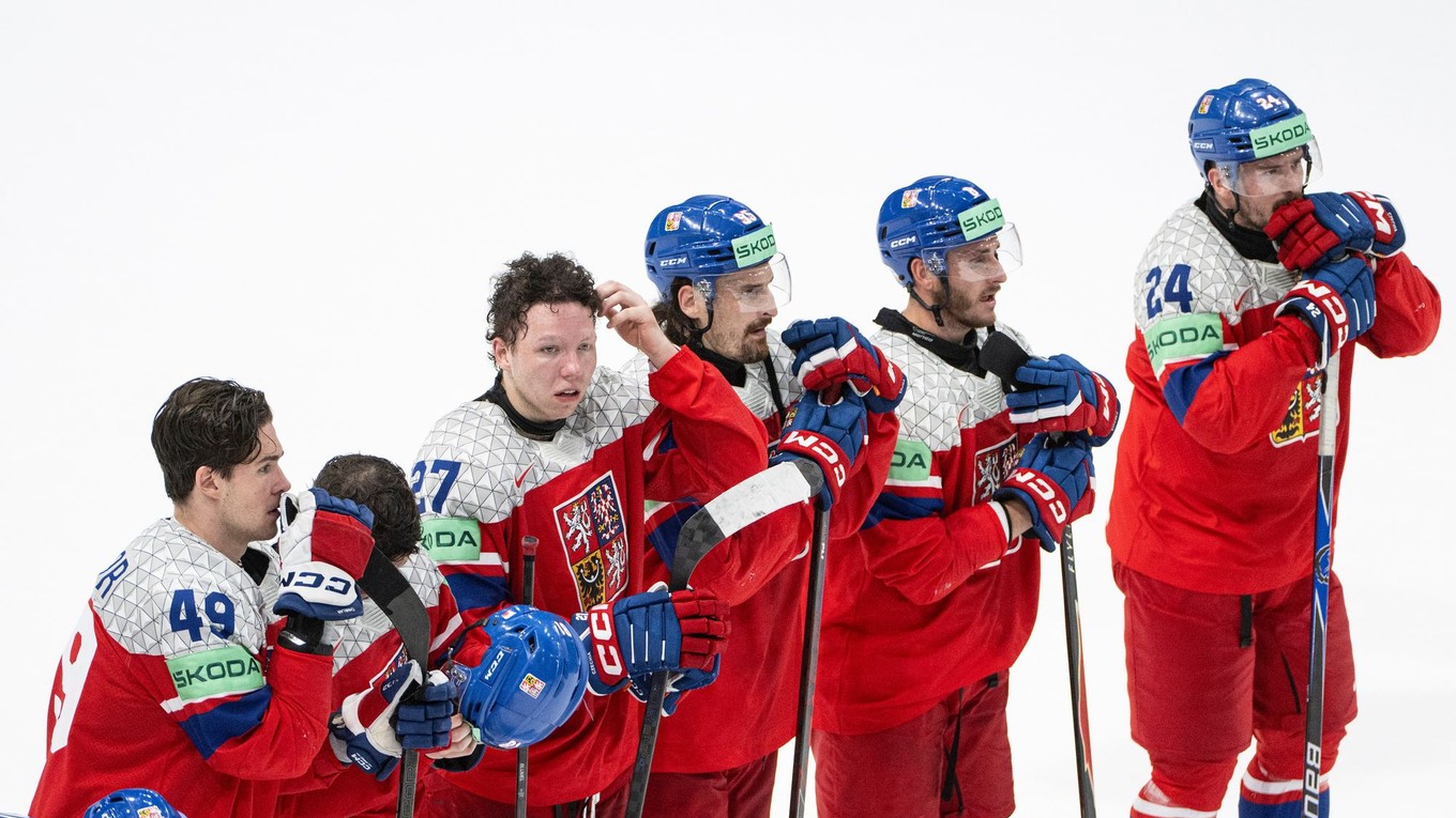 Sklamaní hokejisti Česka po prehre s Nórskom na MS v hokeji 2026.