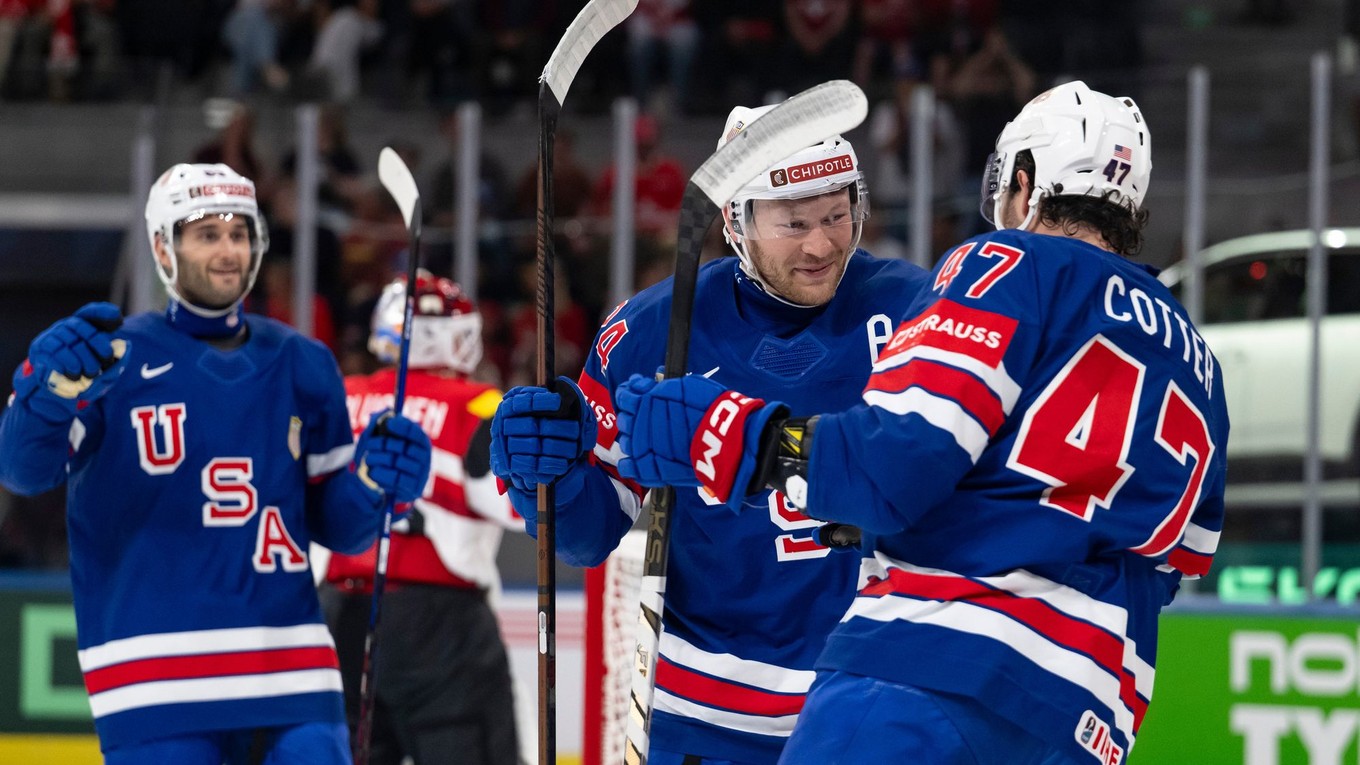 Hokejisti USA oslavujú gól proti Rakúsku na MS v hokeji 2026.