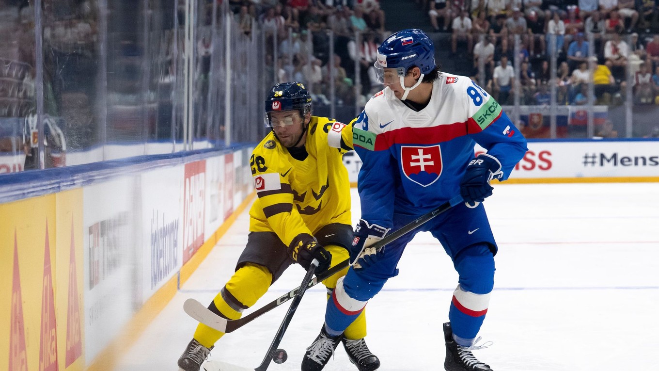 Erik Brannstrom a Martin Chromiak počas zápasu Slovensko - Švédsko na MS v hokeji 2026.
