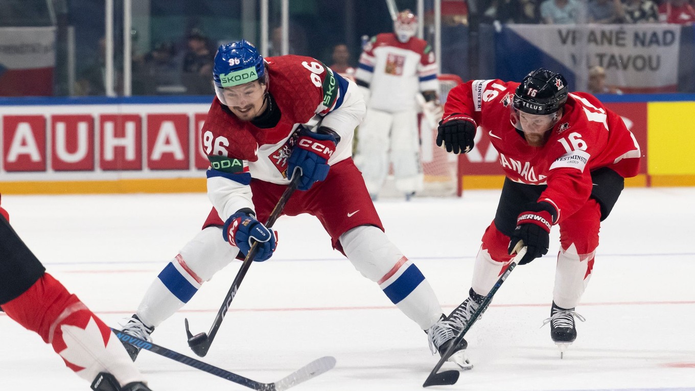 David Tomášek a Connor Brown počas zápasu Česko - Kanada na MS v hokeji 2026.