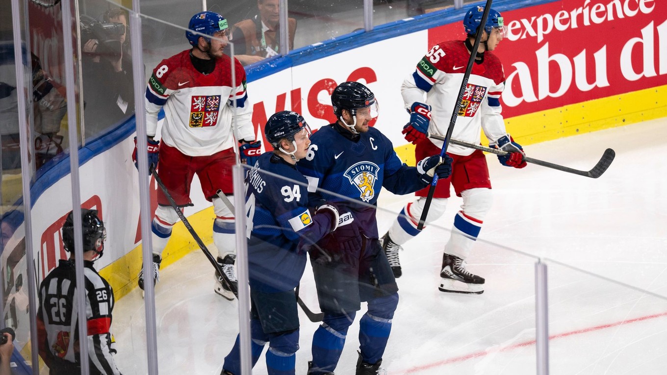 Konsta Helenius a Aleksander Barkov oslavujú gól v zápase Fínsko - Česko vo štvrťfinále MS v hokeji 2026.
