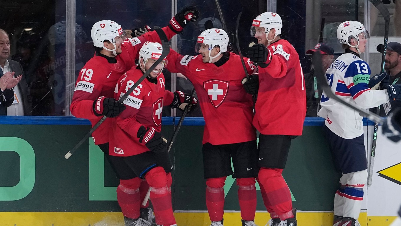 Švajčiarsko oslavuje gól proti Nórsku v semifinále MS v hokeji 2026. 