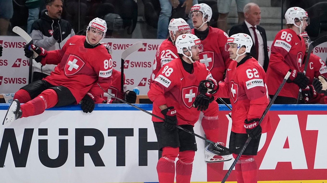 Hokejisti Švajčiarska oslavujú gól v semifinále proti Nórsku na MS v hokeji 2026.