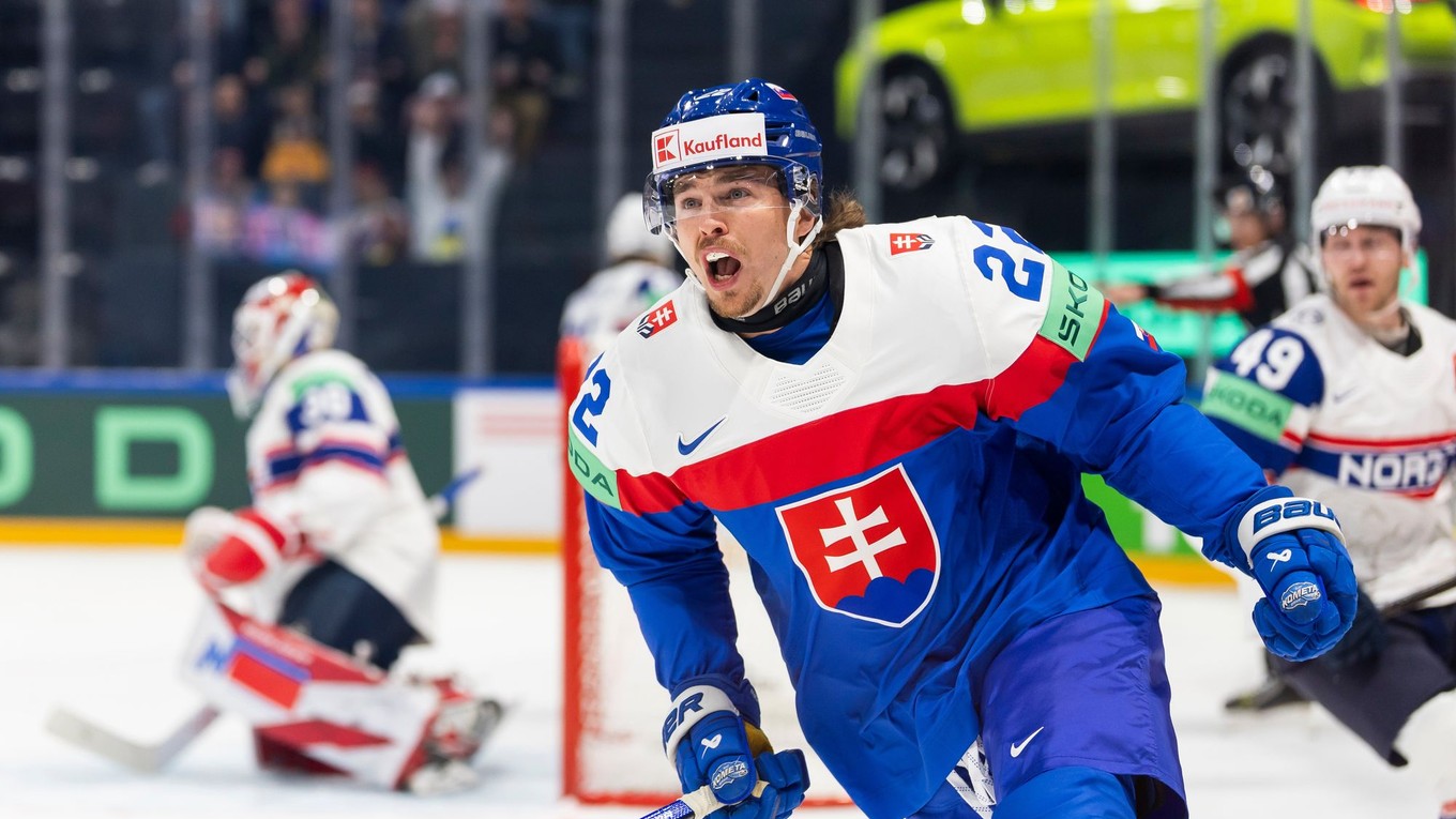 Kristian Pospíšil strieľa gól v zápase Slovensko - Nórsko na MS v hokeji 2026. 