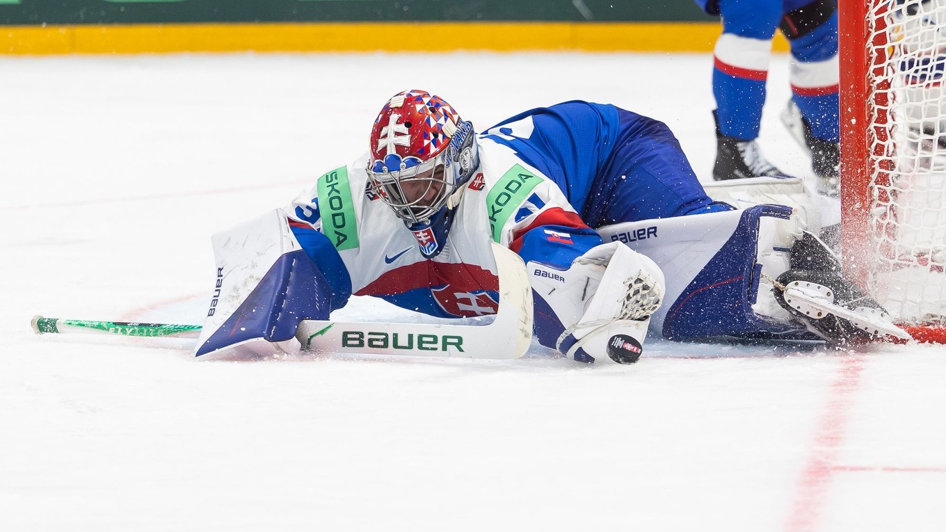 Brankár Samuel Hlavaj v zápase proti Nórsku na MS v hokeji 2026.