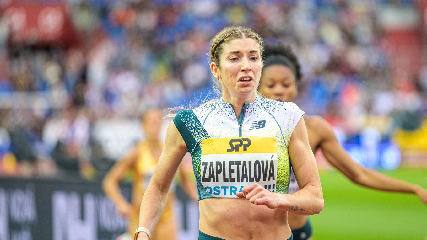 Slovenská bežkyňa Emma Zapletalová súťaží v behu na 400 metrov počas hlavného programu atletického mítingu Zlatá tretra.