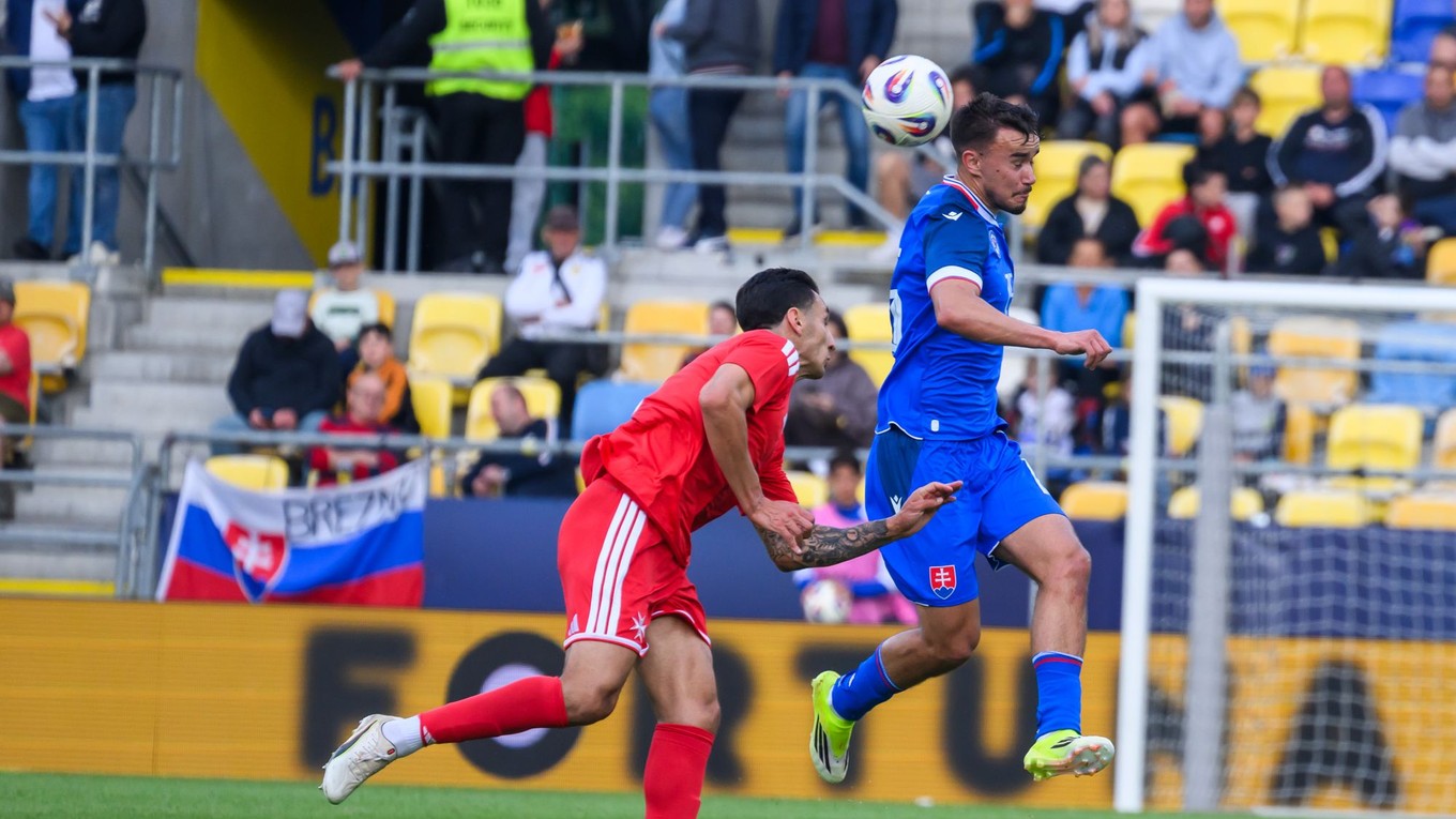 Kurt Shaw (Malta) a Dávid Strelec (Slovensko) počas prípravného futbalového zápasu Slovensko - Malta.