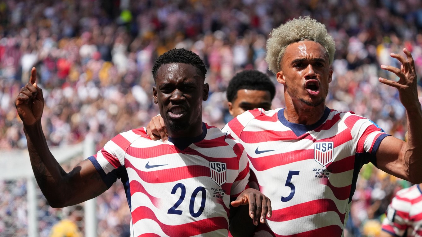 Futbalisti USA Folarin Balogun (vľavo) a Antonee Robinson sa radujú z gólu.