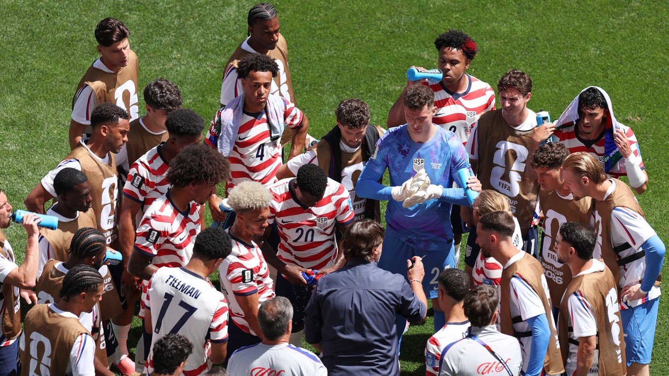 Tréner futbalovej reprezentácie USA Mauricio Pochettino (uprostred) hovorí so svojimi hráčmi počas prestávky na občerstvenie.