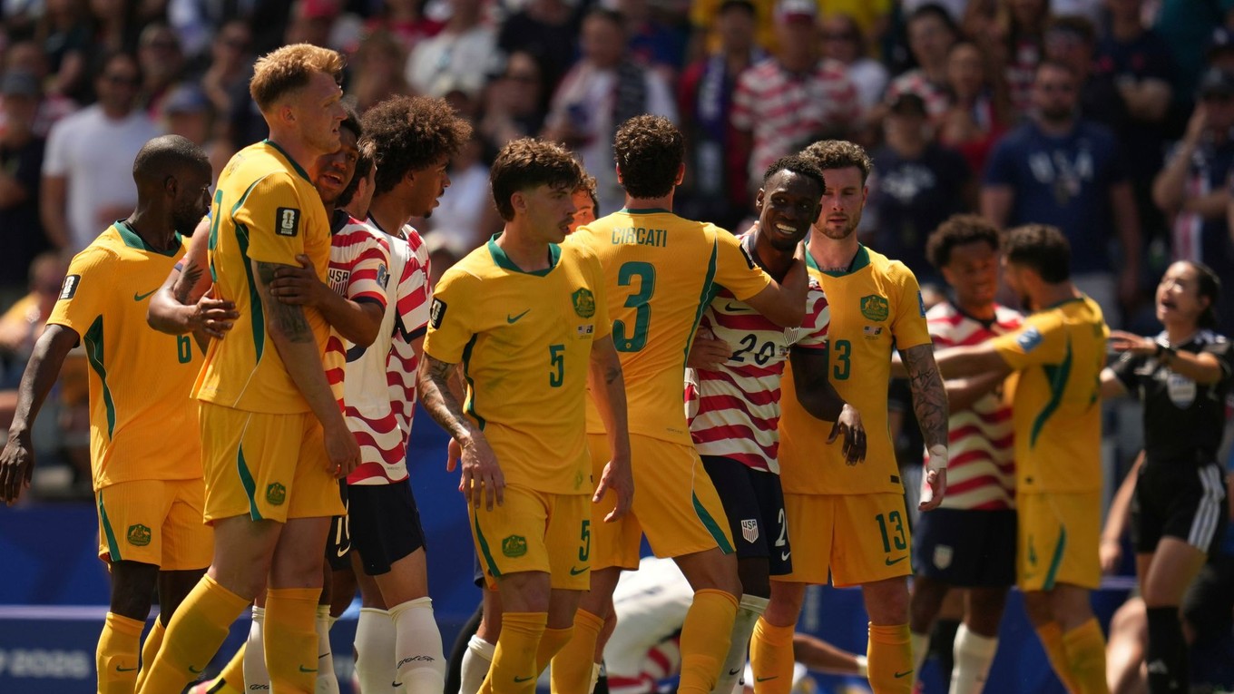 Futbalisti Austálie a USA. 