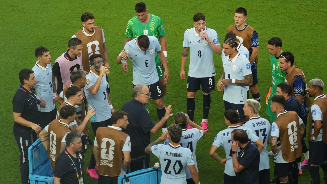 Tréner uruguajskej reprezentácie Marcelo Bielsa (v strede) hovorí so svojimi hráčmi.