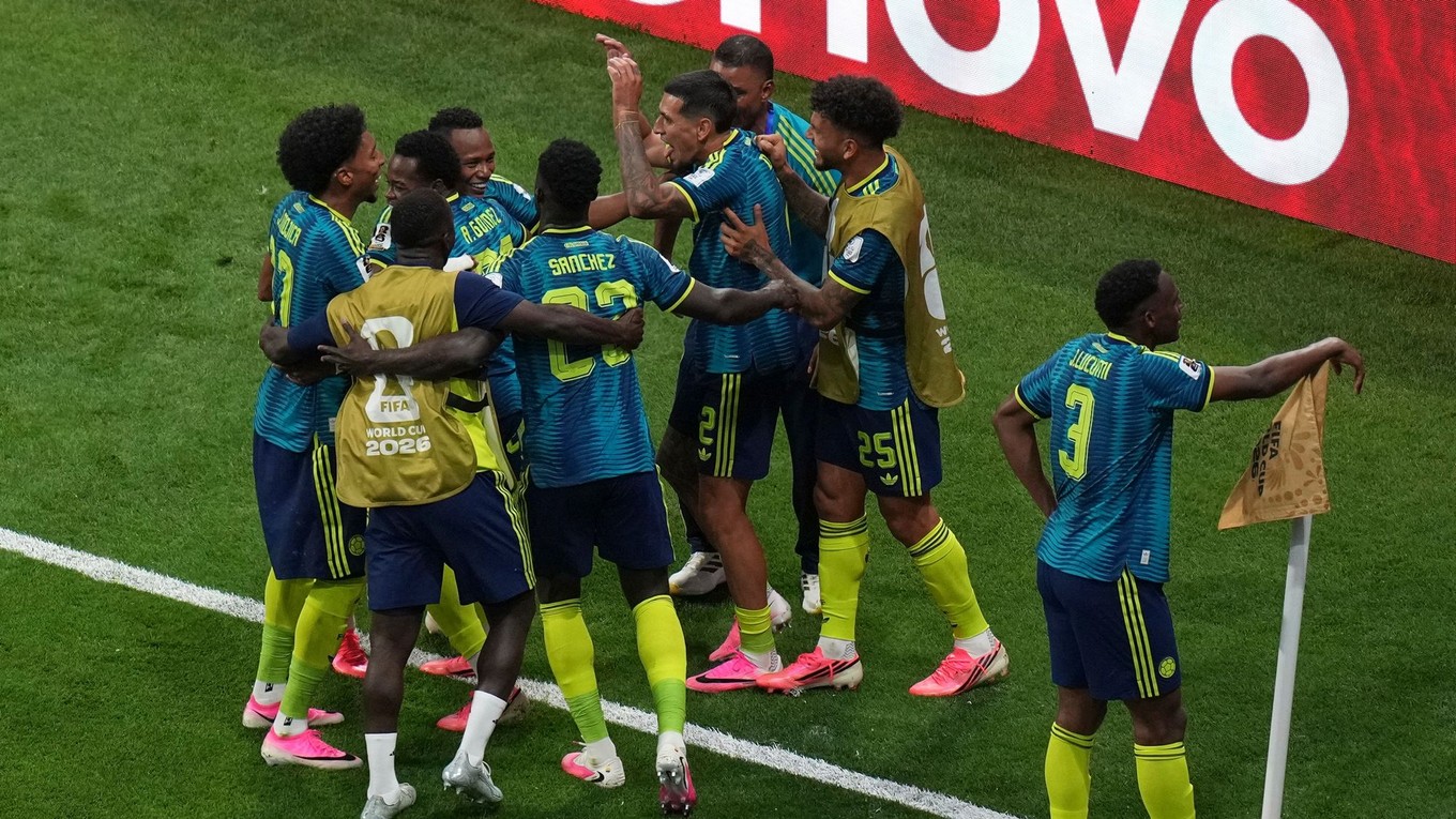 Futbalisti Kolumbie oslavujú víťazstvo. 