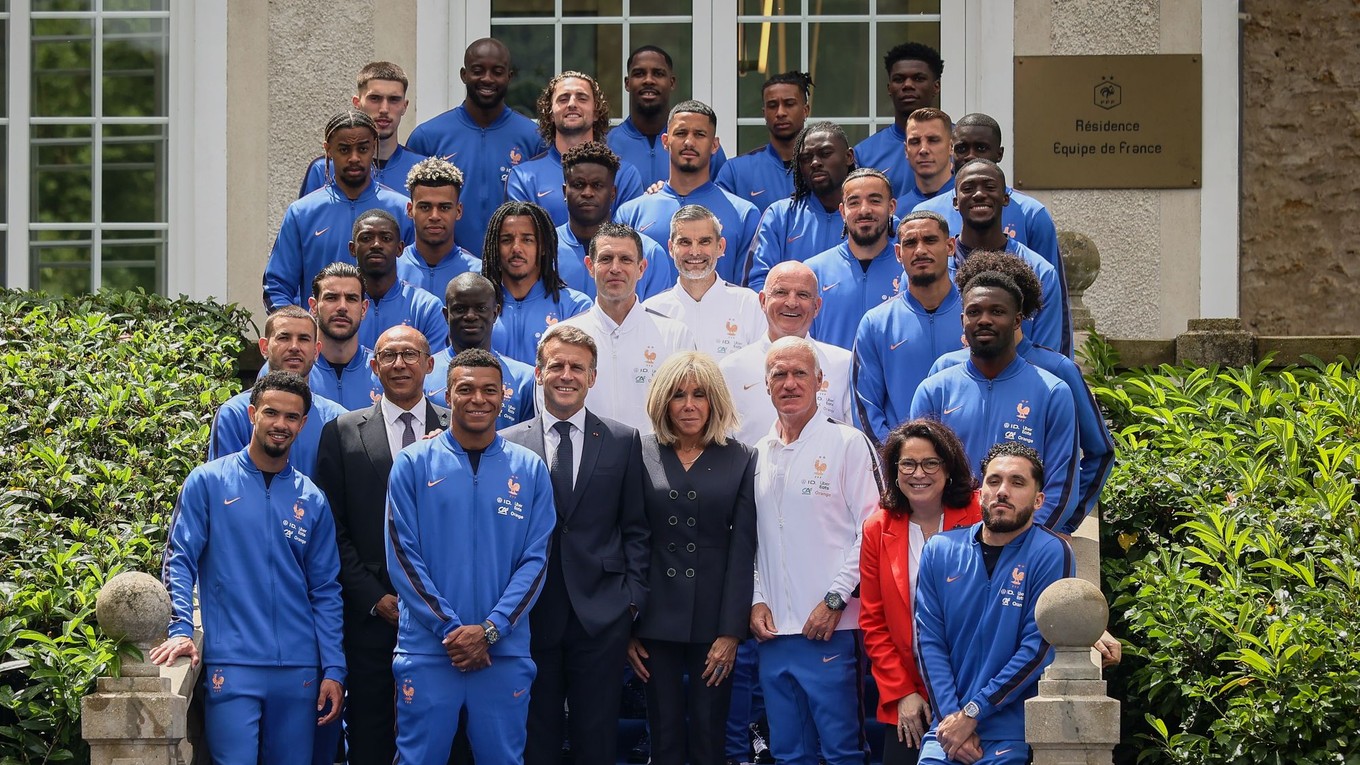Francúzsky prezident Emmanuel Macron a jeho manželka Brigitte Macron pózujú na spoločnej fotografii s francúzskou futbalovou reprezentáciou.