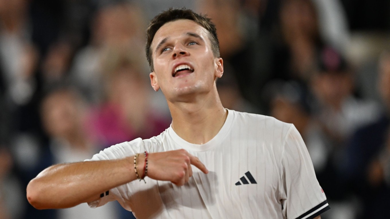 Jakub Menšík oslavuje postup do semifinále Roland Garros 2026.