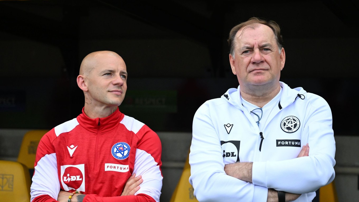 Na snímke zľava asistent hlavného trénera slovenskej futbalovej reprezentácie Vladimír Weiss mladší a hlavný tréner slovenskej futbalovej reprezentácie Vladimír Weiss starší.