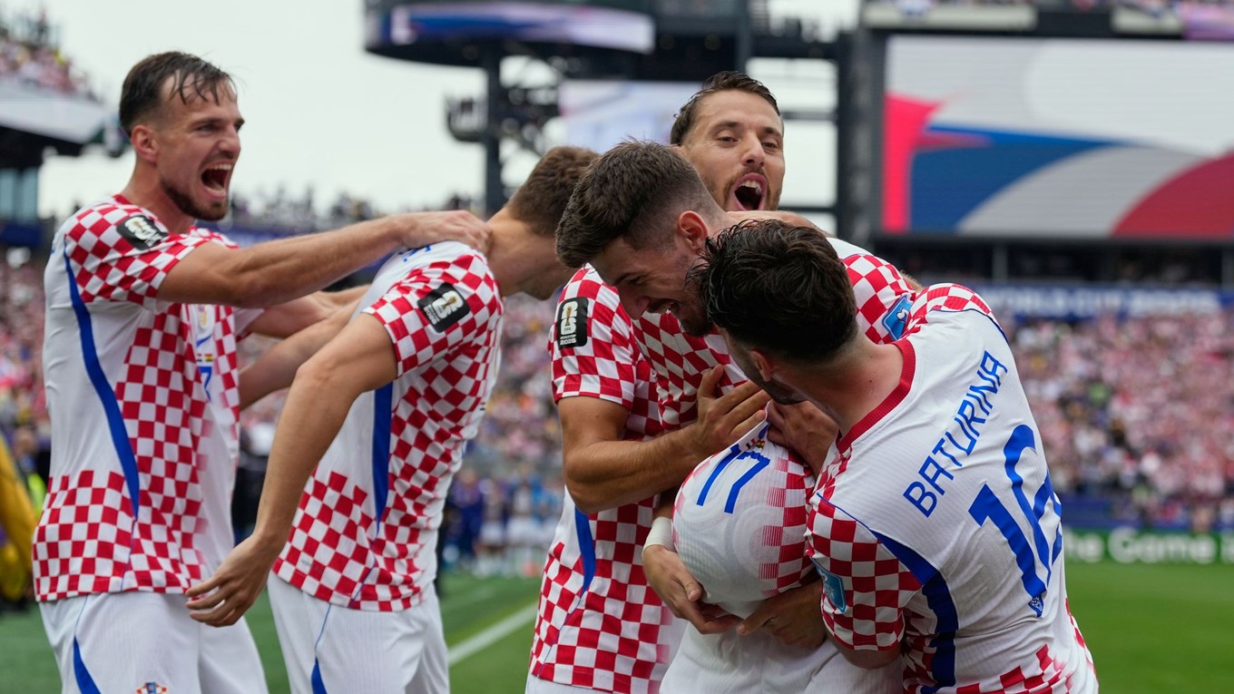 Chorvátsko oslavuje gól v zápase proti Ghane. 