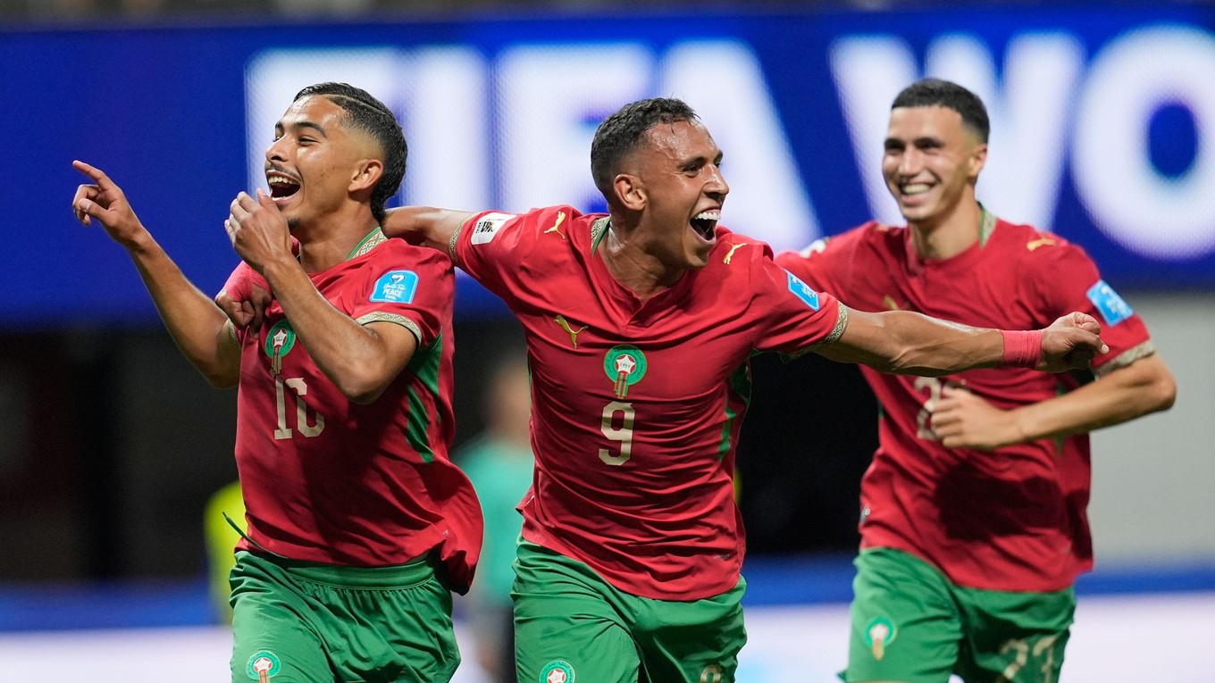 Futbalisti Maroka oslavujú gól.