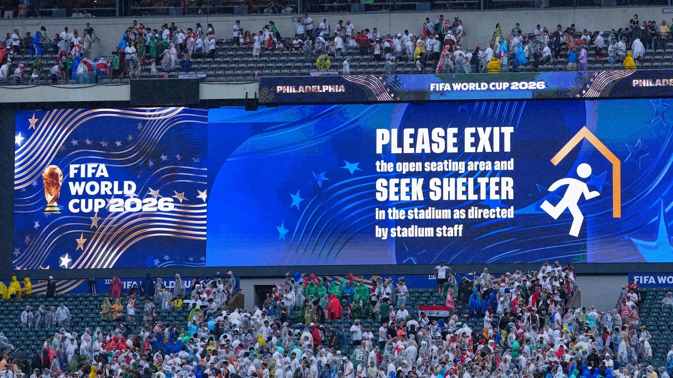 Tabuľa vyzýva fanúšikov, aby opustili svoje miesta, keď počas zápasu skupiny I na majstrovstvách sveta vo futbale medzi Francúzskom a Irakom vo Philadelphii zasiahla silná búrka.