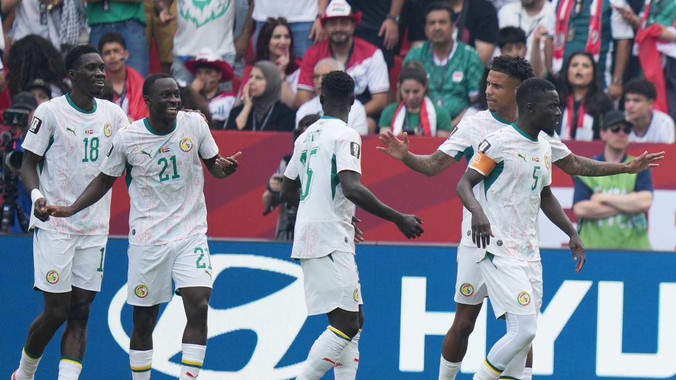 Hráči Senegalu sa tešia z gólu proti Iraku na MS 2026.