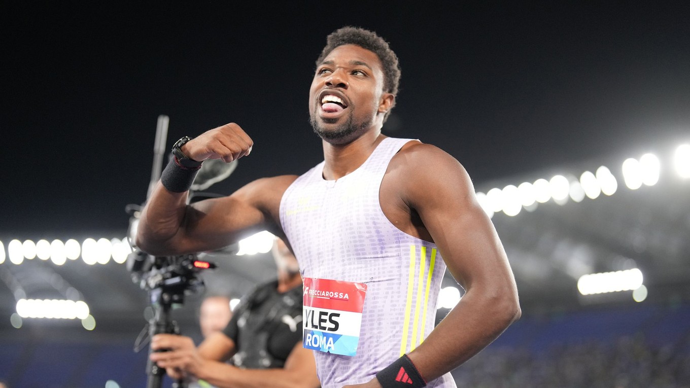 Noah Lyles oslavuje triumf na 100 m v Ríme.
