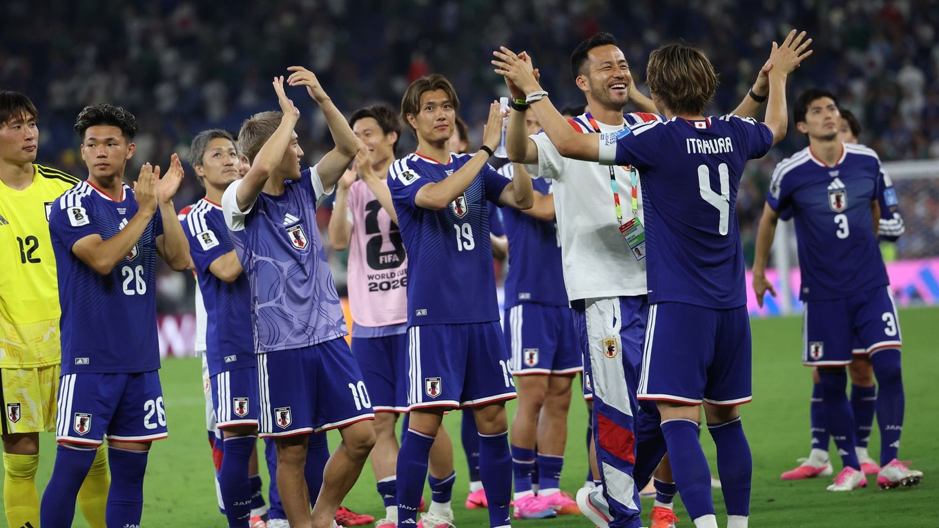 Japonskí hráči ďakujú fanúšikom po zápase skupiny F majstrovstiev sveta vo futbale medzi Tuniskom a Japonskom v Guadalupe.