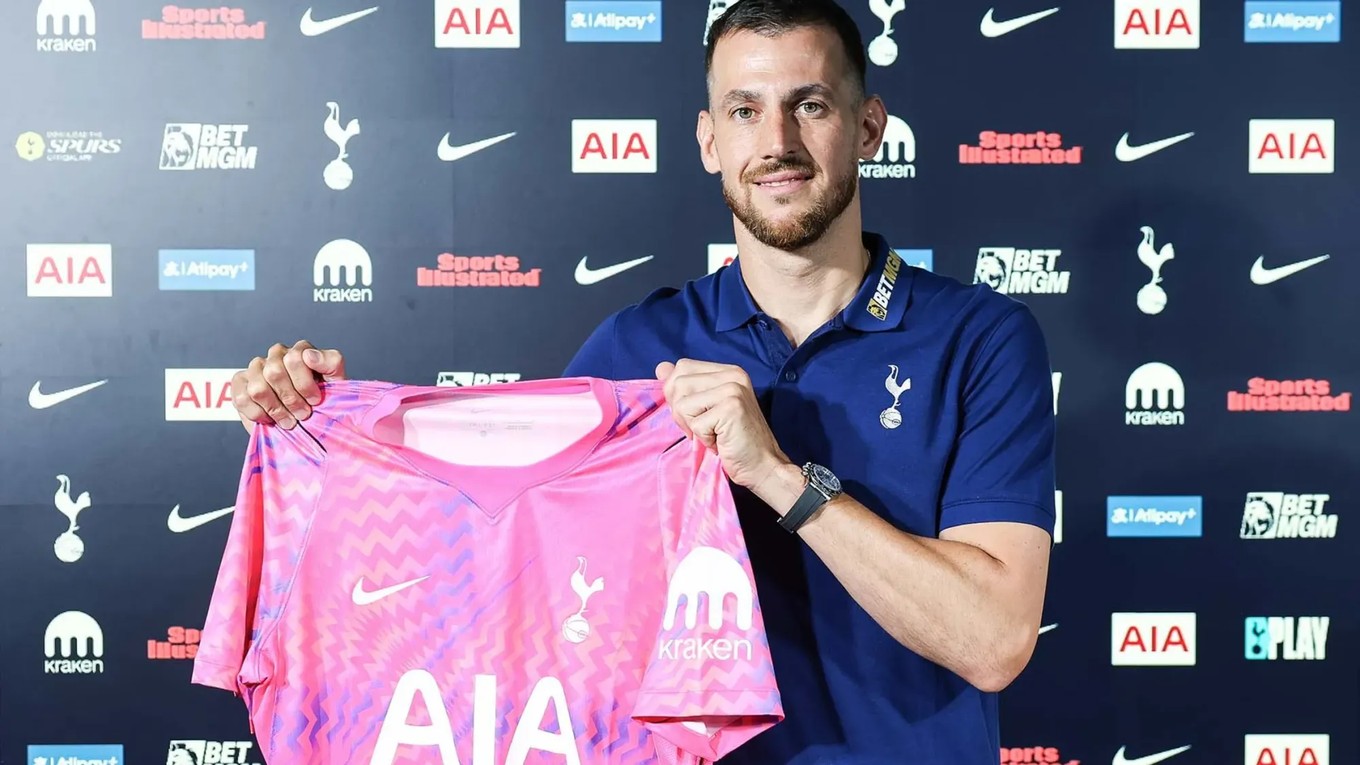 Martin Dúbravka s dresom Tottenhamu
