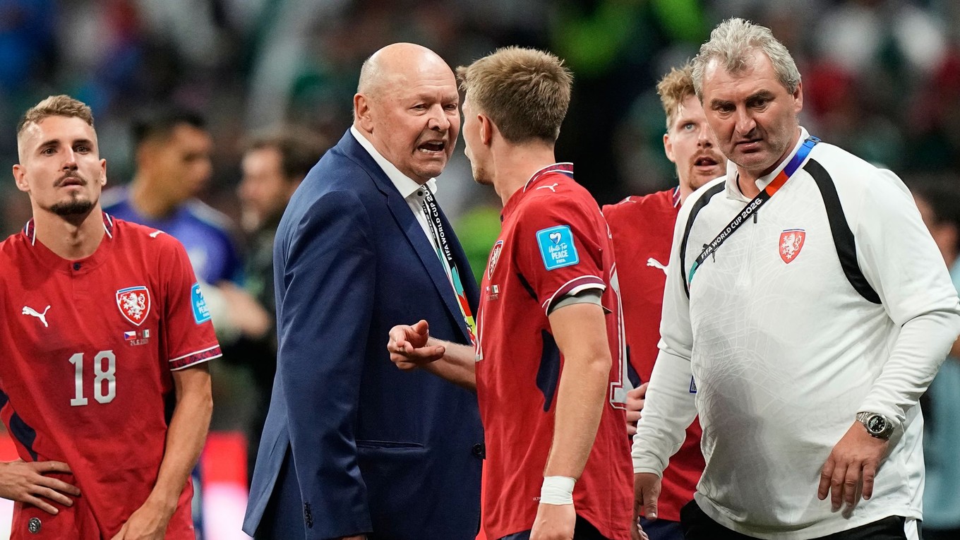 Tréner Česka Miroslav Koubek (druhý zľava) a hráč Česka Lukáš Červ diskutujú počas hydratačnej prestávky počas zápasu základnej A-skupiny Česko - Mexiko.