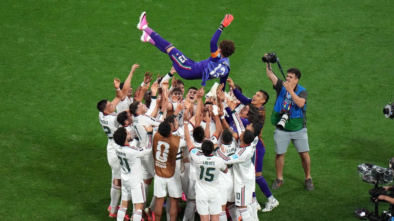 Mexický brankár Guillermo Ochoa nad hlavami spoluhráčov pri jeho rozlúčke s reprezentáciou.