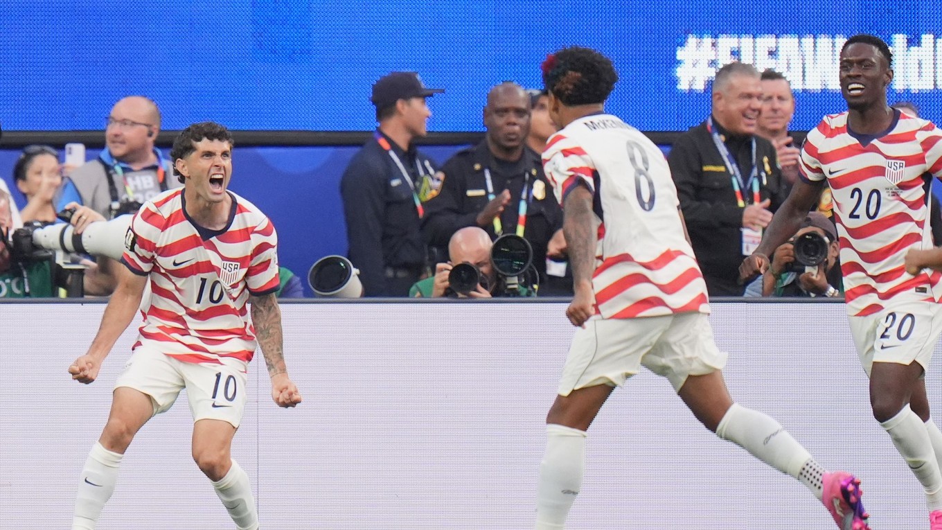Futbalisti USA Christian Pulisic (vľavo) a Weston McKennie sa radujú z úvodného gólu počas zápasu D-skupiny.