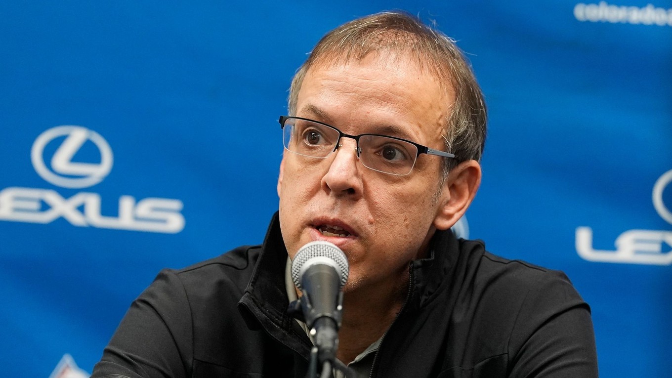 Na archívnej snímke z 23. mája 2024 generálny manažér Colorado Avalanche Chris MacFarland.